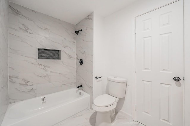 bathroom with tiled shower / bath and toilet