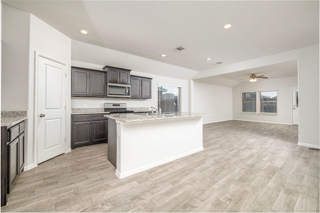 kitchen with sink, ceiling fan, white range, an island with sink, and light wood-type flooring