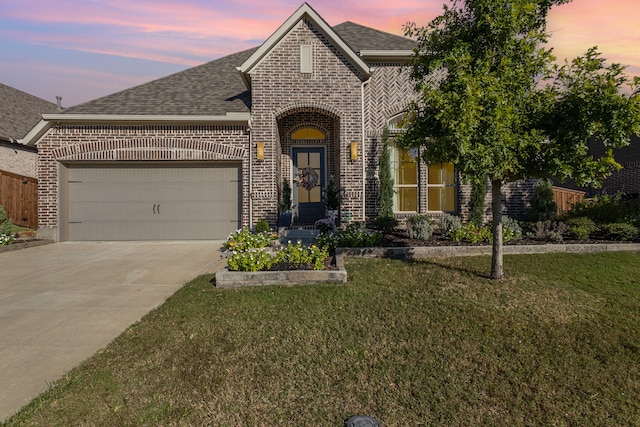 view of front facade featuring a yard and a garage