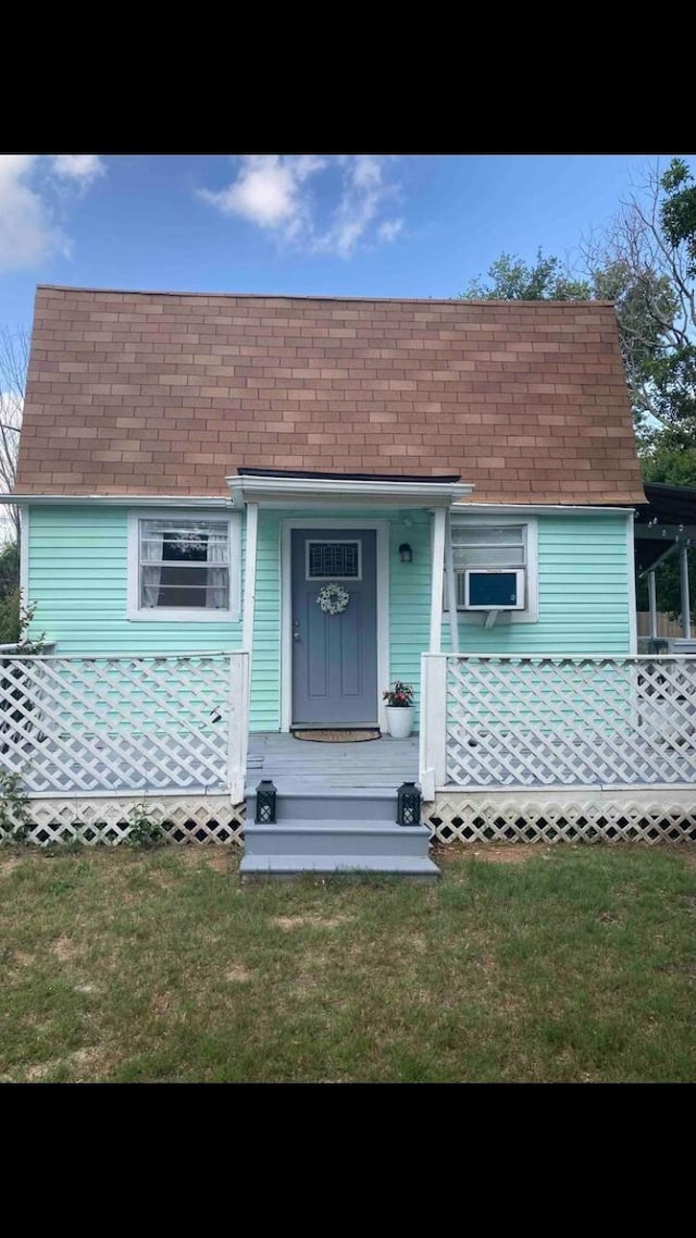 view of front of house featuring a front lawn