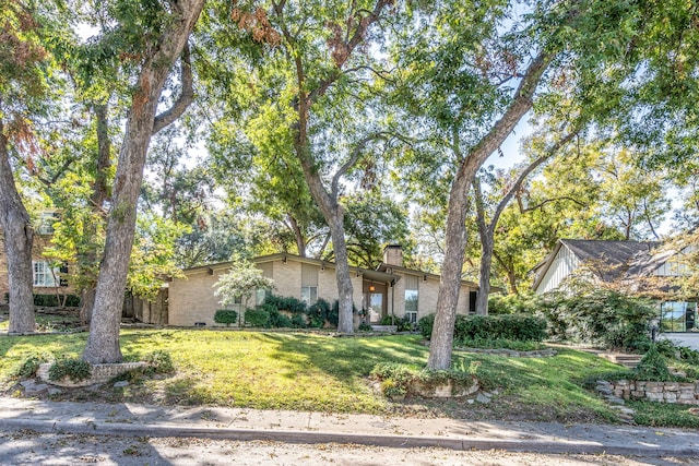 single story home with a front yard