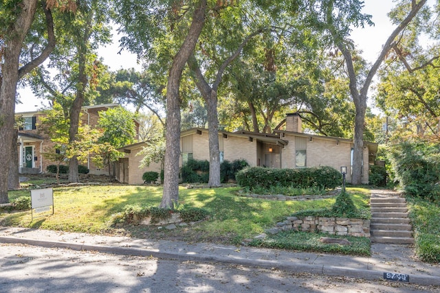 view of front facade with a front yard