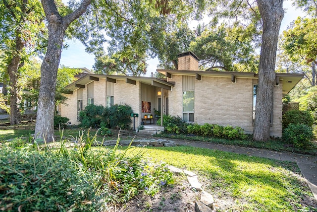 view of front of property featuring a front yard