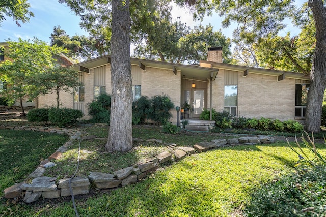 single story home featuring a front yard