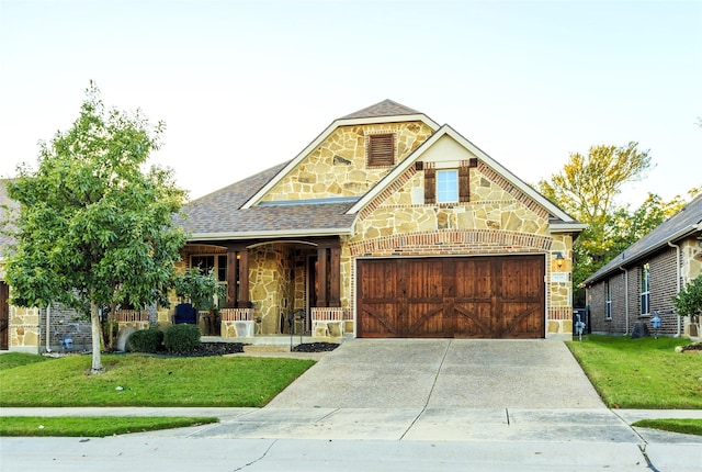 view of front of property featuring a front lawn and a porch