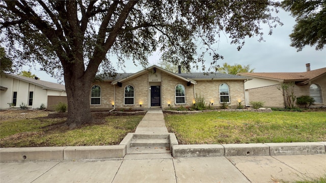 single story home with a front yard