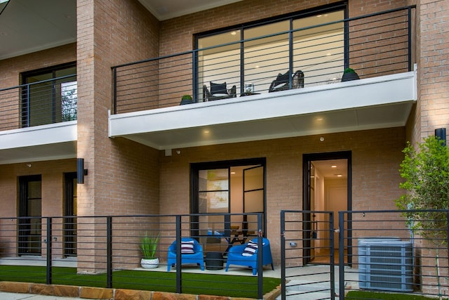 property entrance featuring a balcony