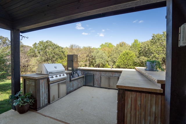 view of patio with an outdoor kitchen and grilling area