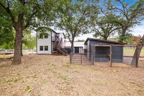 view of yard with an outdoor structure