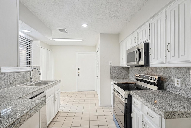 kitchen featuring a sink, visible vents, tasteful backsplash, and stainless steel appliances