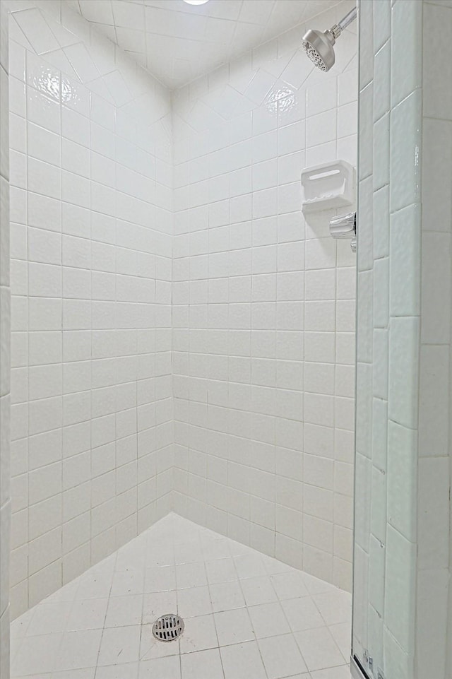 full bathroom featuring tiled shower