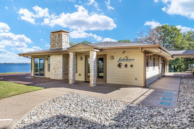 view of front of property featuring a water view