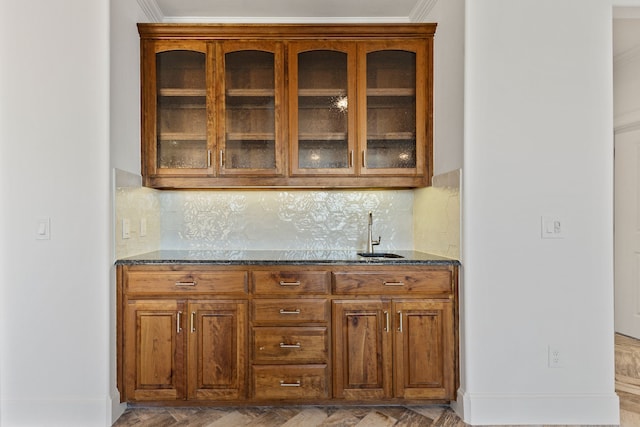 500 Waters Edge Dr Unit 239, Lake Dallas, TX 75065 - indoor wet bar with backsplash, baseboards, and crown molding
