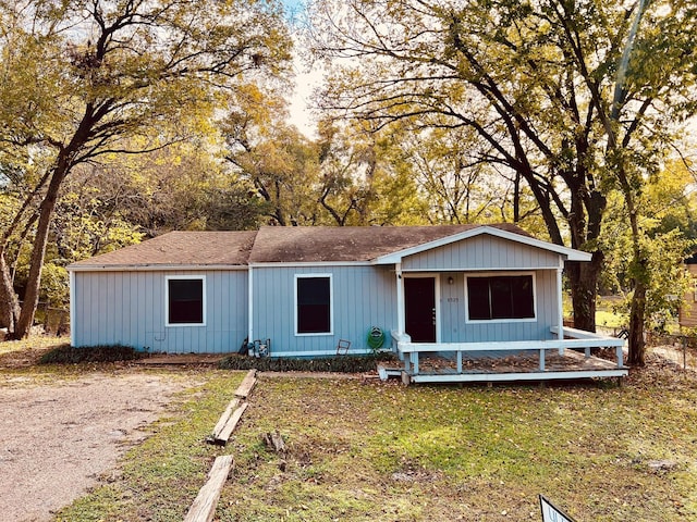 view of front facade with a front yard