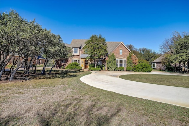 view of front of house featuring a front lawn