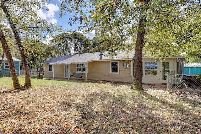 back of house featuring a lawn