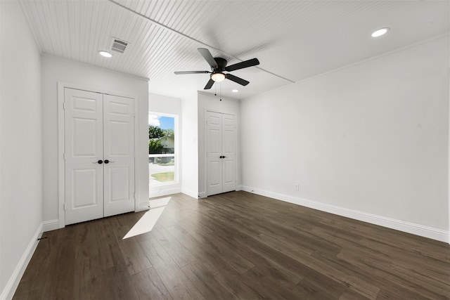 unfurnished room with dark wood-type flooring and ceiling fan