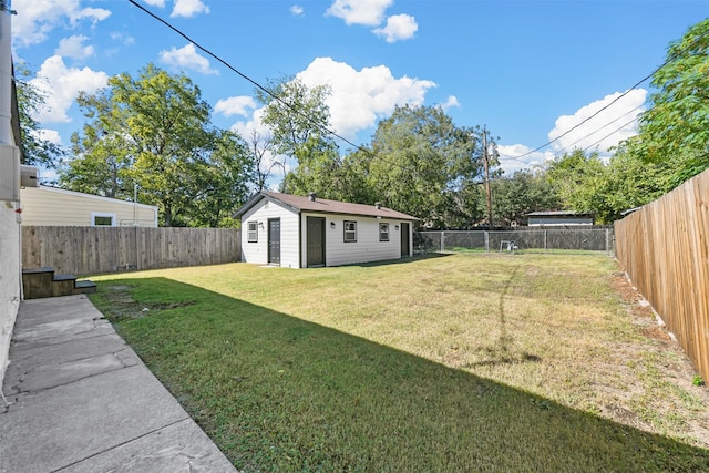 view of yard featuring an outdoor structure