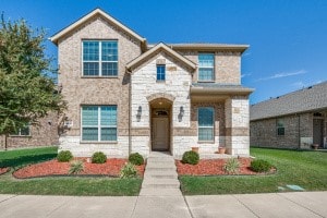 view of front of home featuring a front yard