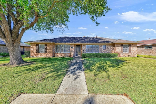 single story home with a front yard