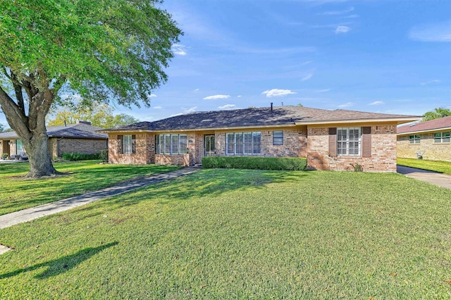 single story home featuring a front lawn