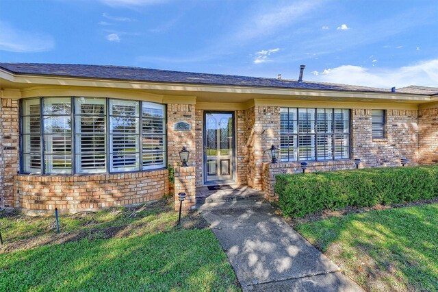 single story home with a front yard