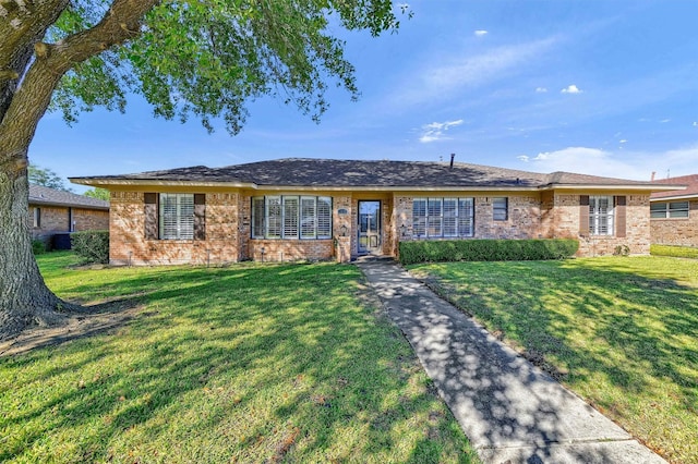 single story home with a front yard