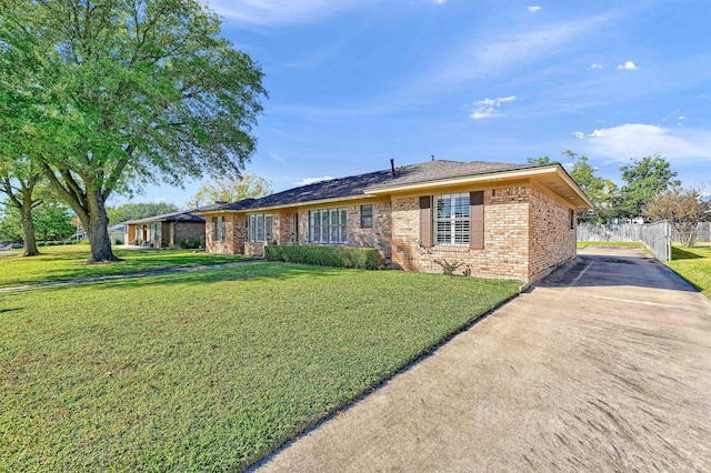 ranch-style house featuring a front lawn