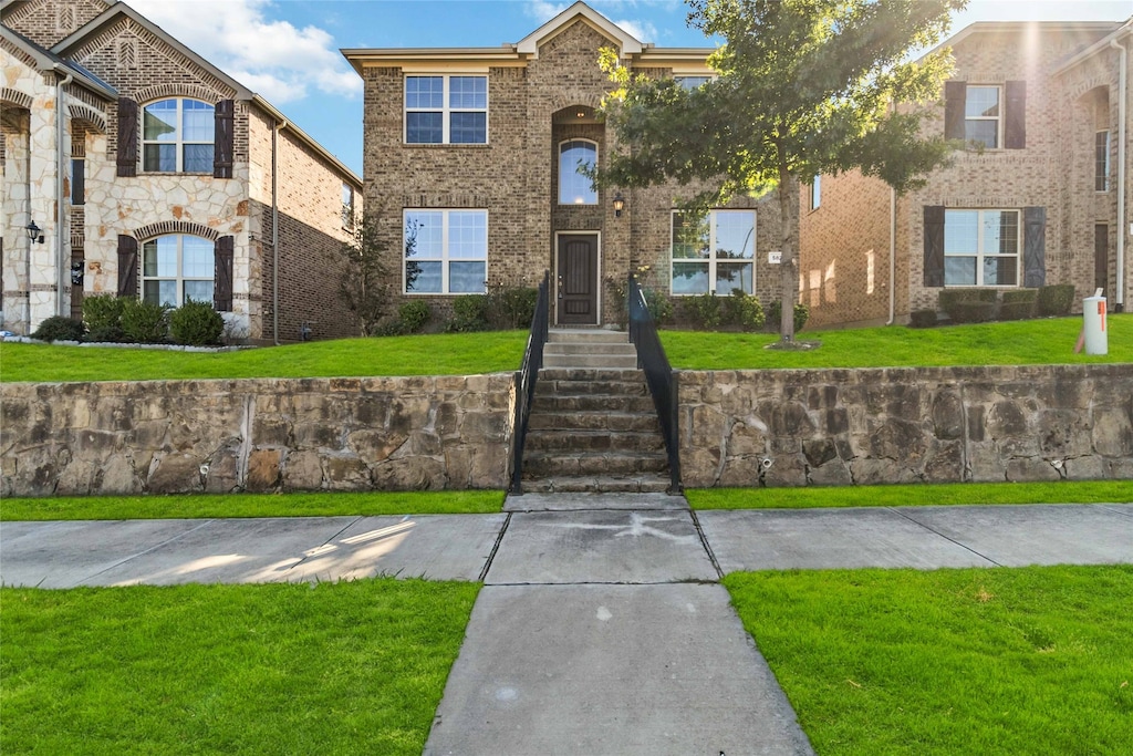 view of front of house featuring a front lawn