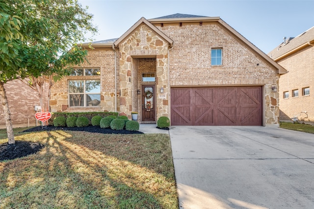 view of front of house featuring a front lawn and a garage