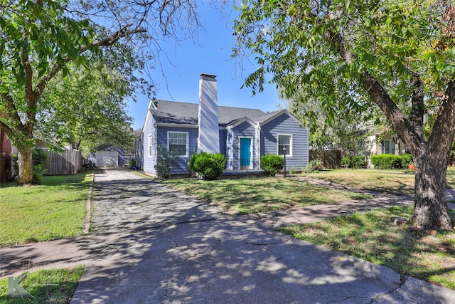 view of front of house featuring a front lawn