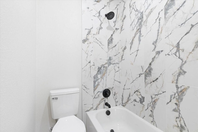 bathroom with tiled shower / bath and toilet