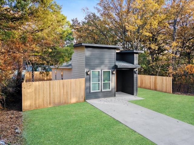 view of front facade featuring a front yard