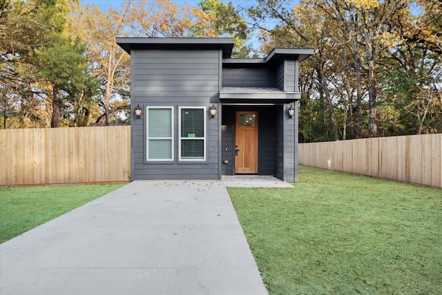 contemporary house featuring a front lawn