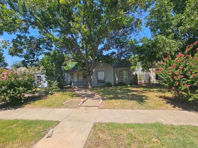 view of front of property with a front yard