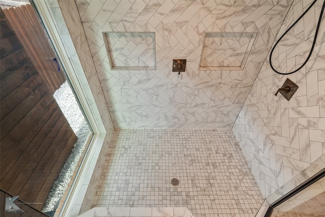 bathroom featuring a tile shower