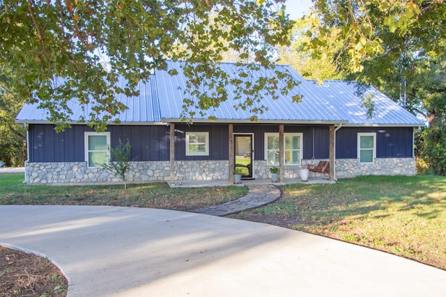 ranch-style house featuring a front yard