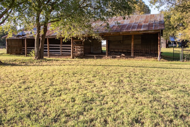 view of yard featuring an outdoor structure