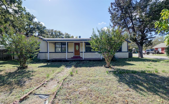 view of front facade featuring a porch and a front yard