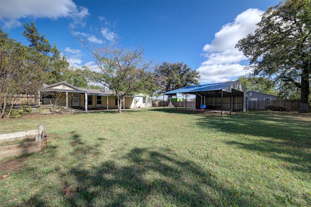 view of yard featuring an outbuilding