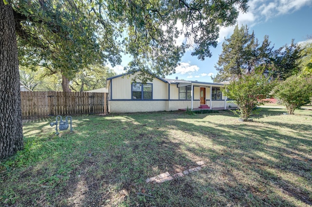 view of front of home featuring a front lawn