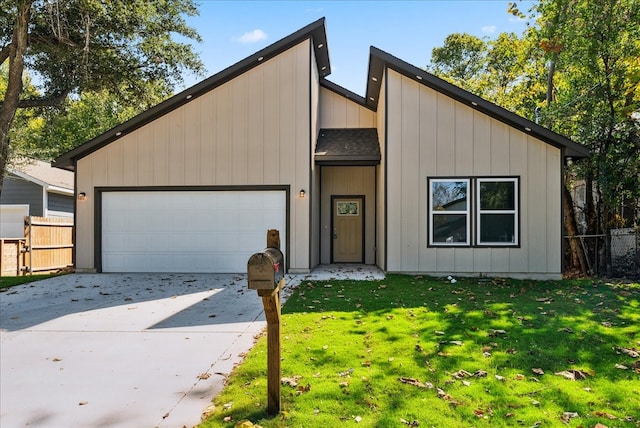 view of front facade featuring a garage and a front lawn