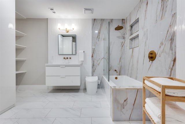 full bathroom featuring tiled shower / bath, built in shelves, a chandelier, vanity, and toilet