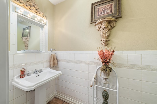 bathroom featuring tile walls