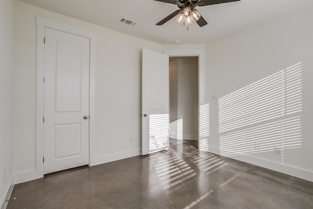 empty room featuring ceiling fan