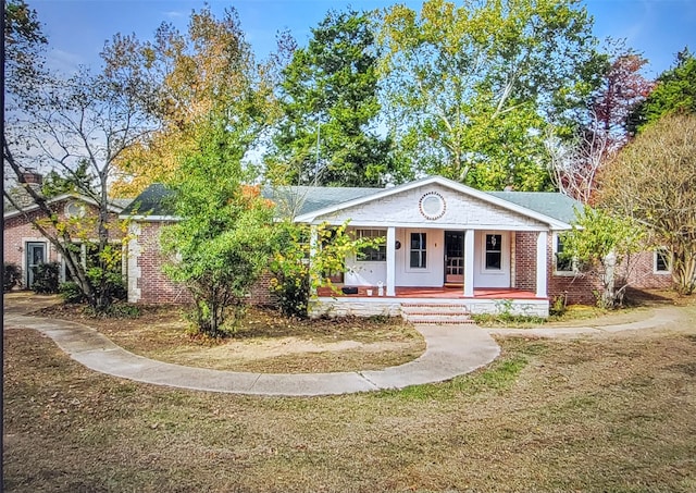 view of front of house featuring a porch and a front lawn