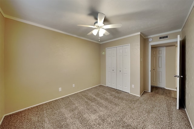 unfurnished bedroom with carpet, ceiling fan, crown molding, and a closet