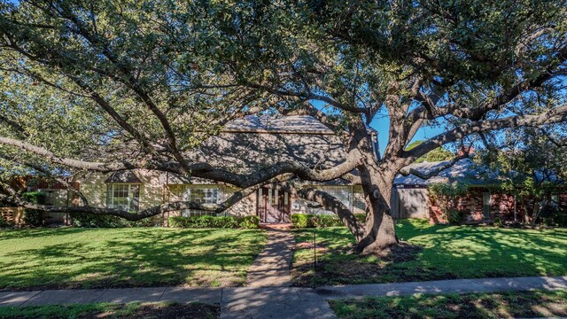 view of front of home featuring a front yard