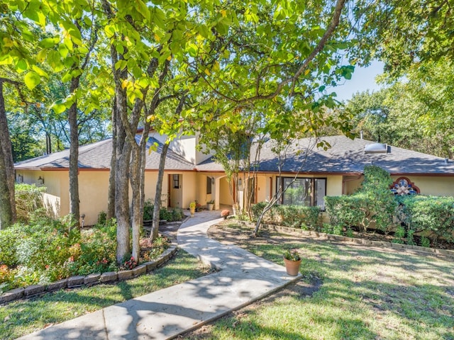 single story home featuring a front yard