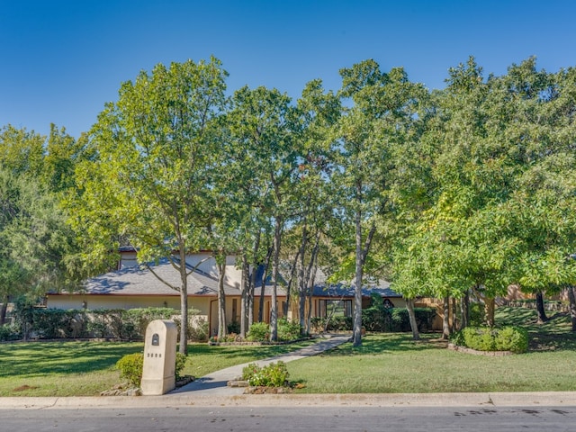 view of front of property with a front yard